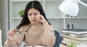 Occhi secchi e irritati dal riscaldamento: perché succede e come proteggerli